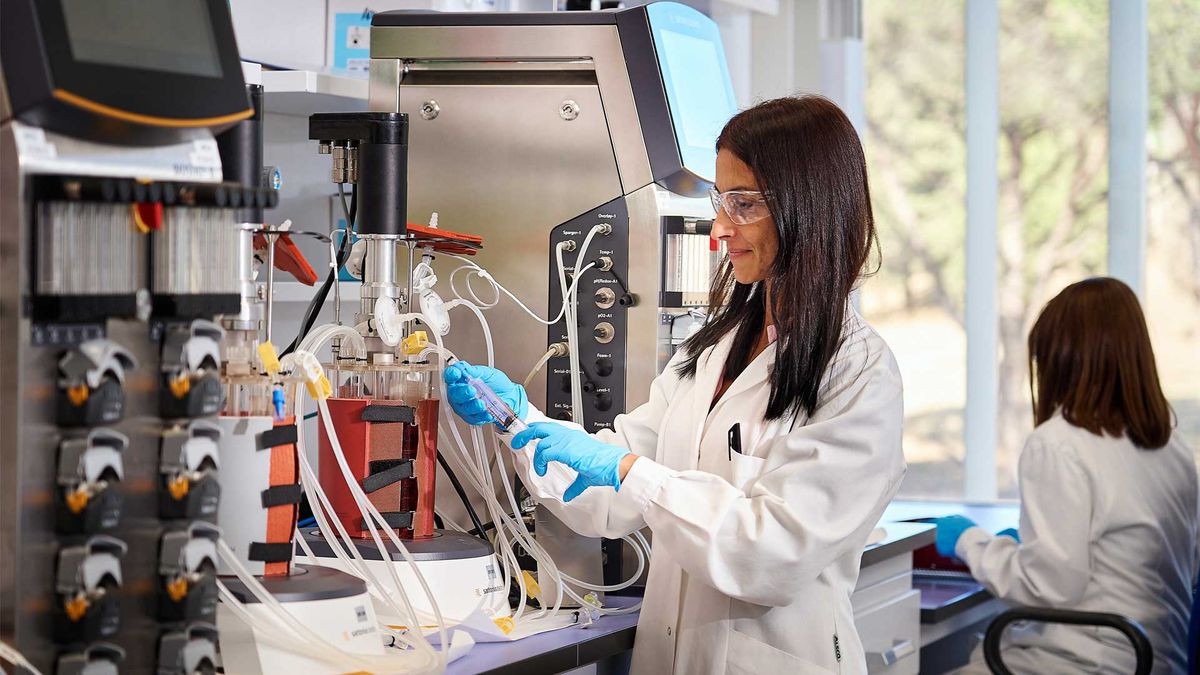 Female scientist working in ReiThera's laboratory.