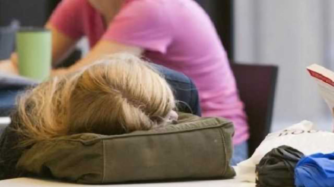 Bright screens at night imperil sleep of young teens