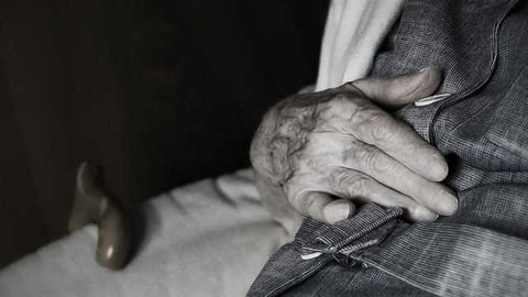 Drop in body temperature linked to aging aggravates manifestations of Alzheimer's disease