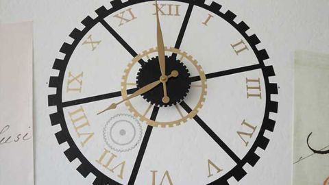 Network of circadian neurons that communicate to re-establish synchronization revealed to single-cell resolution