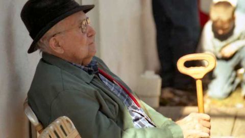 Among the oldest adults, poor balance may signal higher risk for dementia
