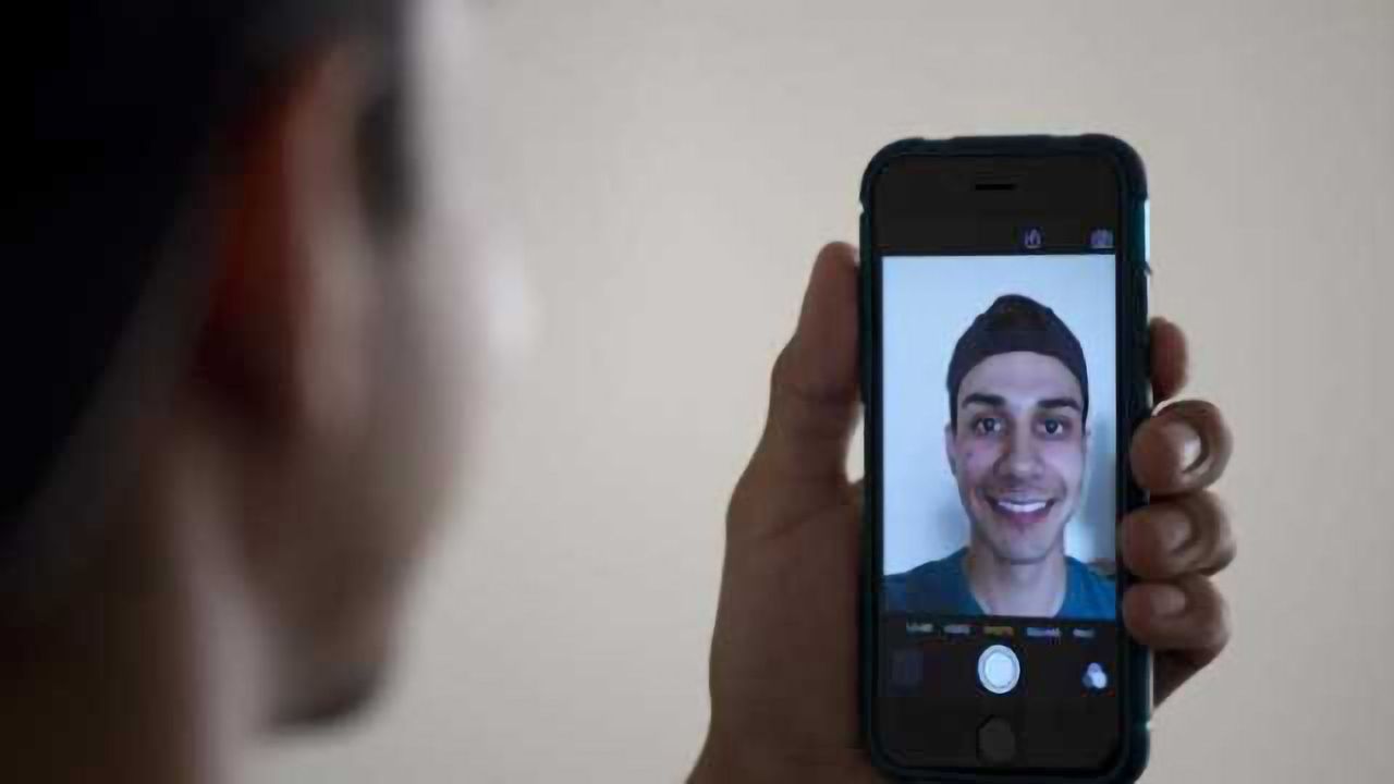 Study links selfies, happiness