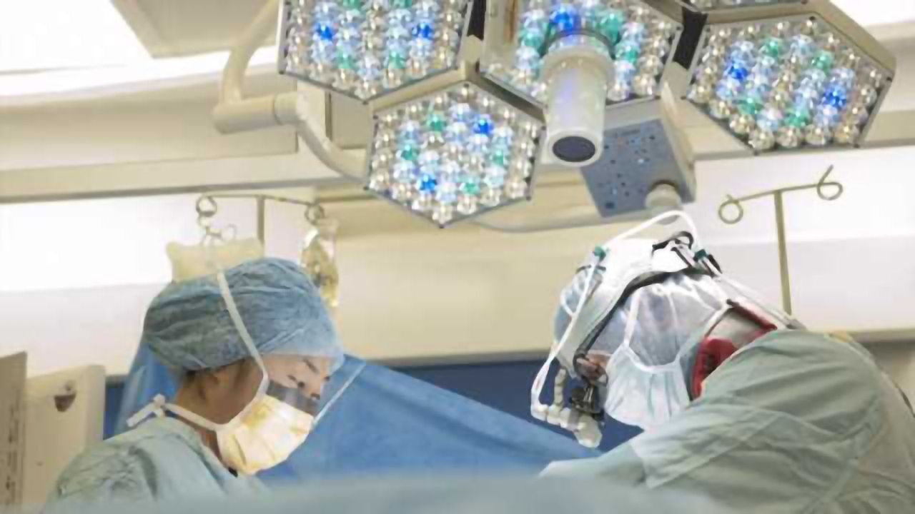 Glowing tumors help surgeons cut out brain cancer with precision