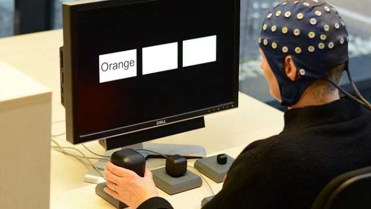 Speeding up comprehension with grasping actions