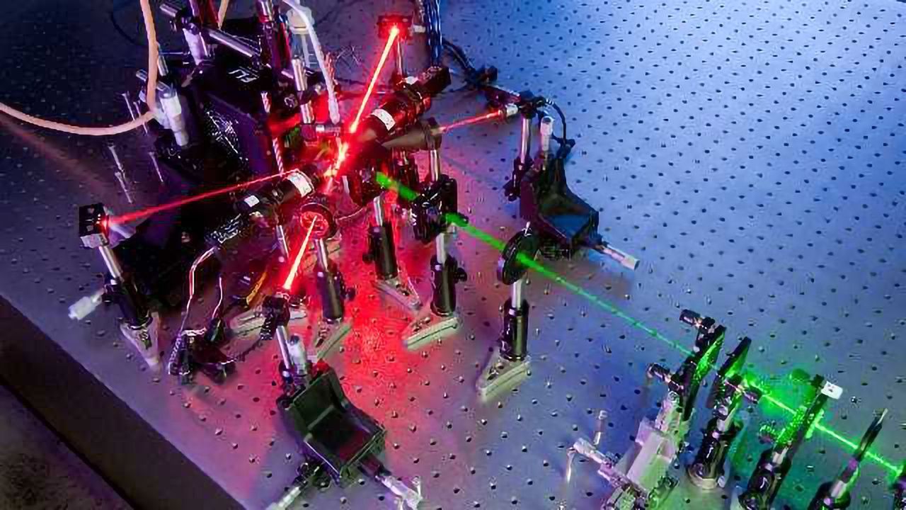 Free-flowing Aerosol Particles Identified Using Holograms