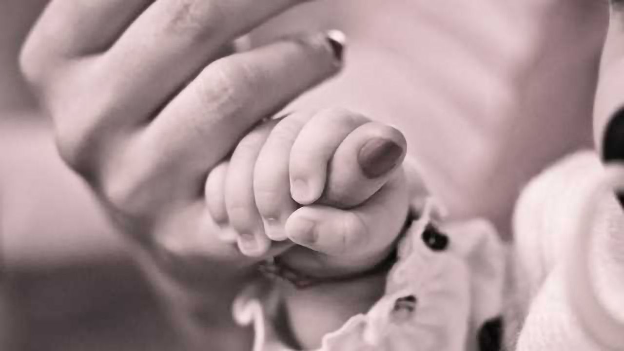 Holding Infants – or not – Can Leave Traces on Their Genes