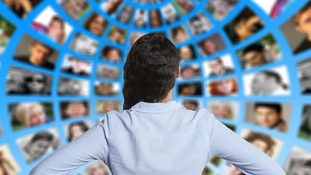 Past Experiences Shape What We See More Than What We Are Looking at Now