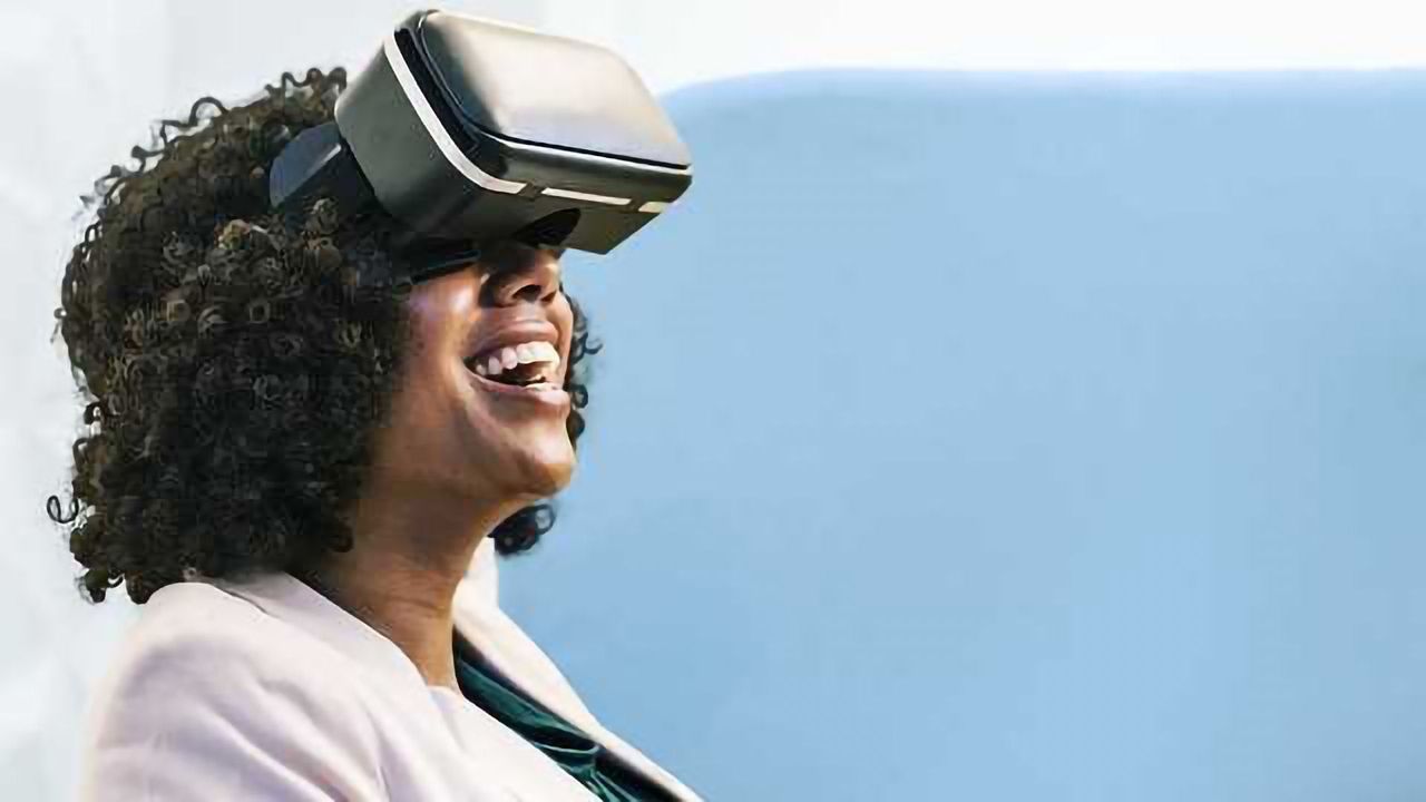 Virtual Reality Shows We Eat with Our Eyes