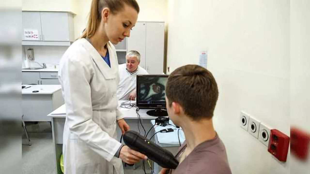 Dermatoscope Aids Early Detection of Melanoma