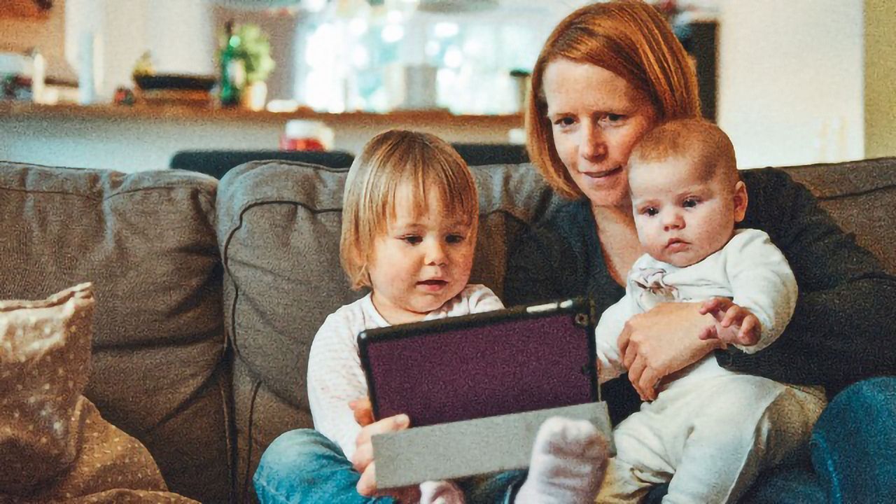 Baby Brainwaves Sync Up With Their Mom's