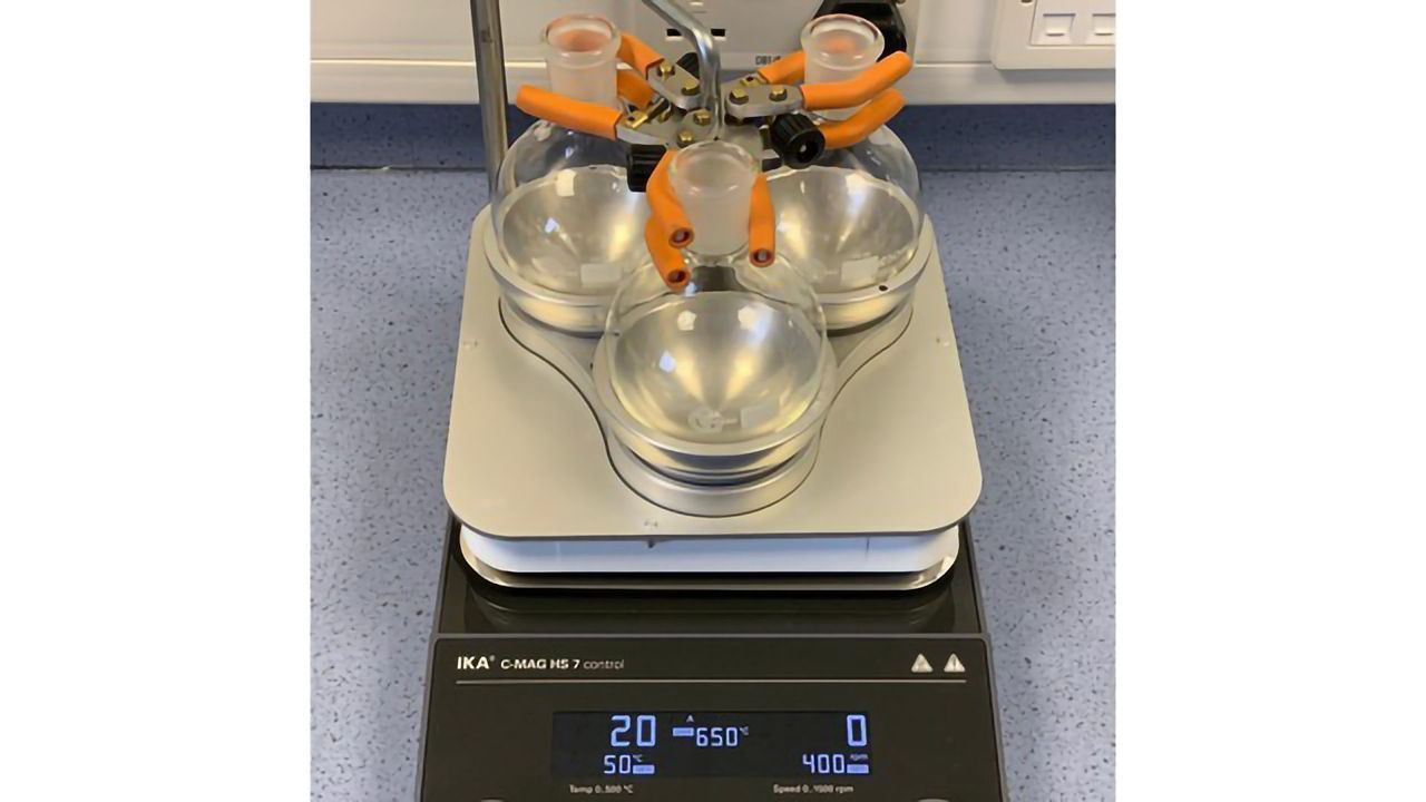 Adapter Enables Parallel Chemical Reactions at Over 400°C