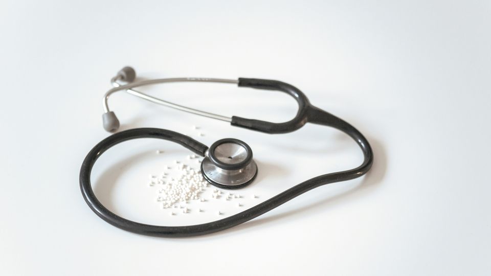 A stethoscope and some small white pills