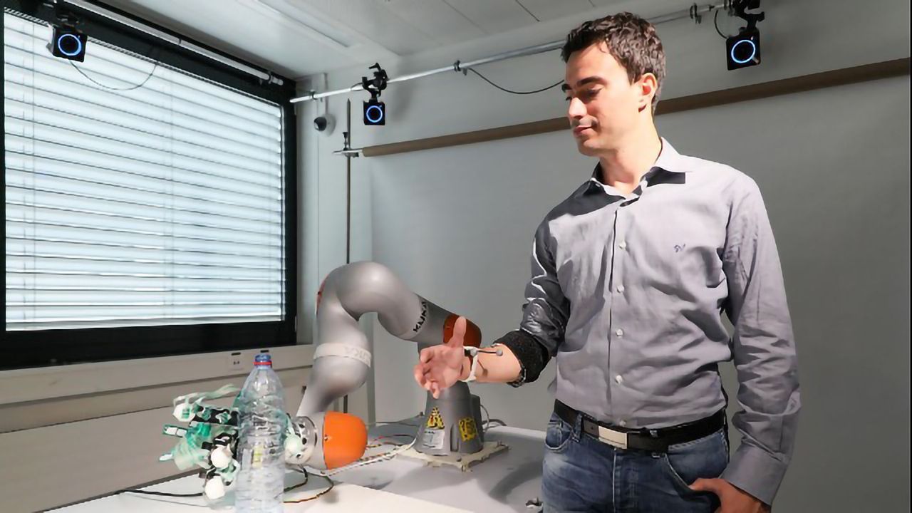 "Smart" Prosthetic Hand Shares Human and Robot Control