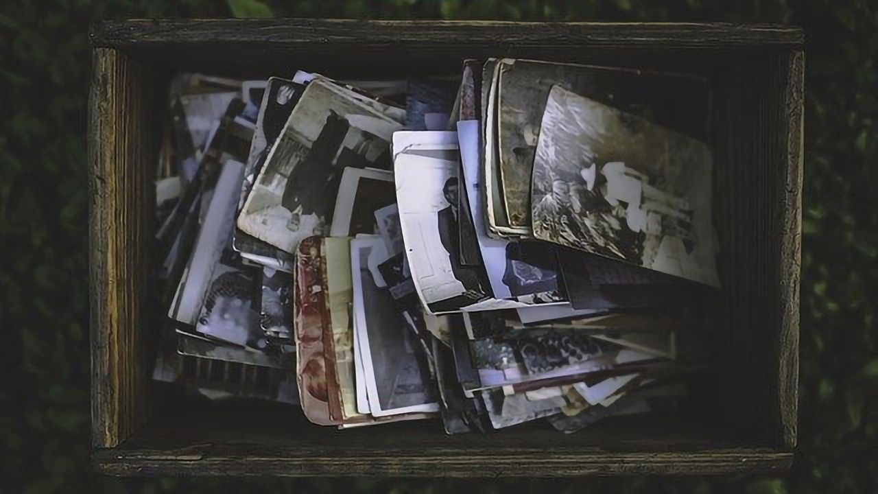 First Steps Towards Linking Personal and Collective Memory