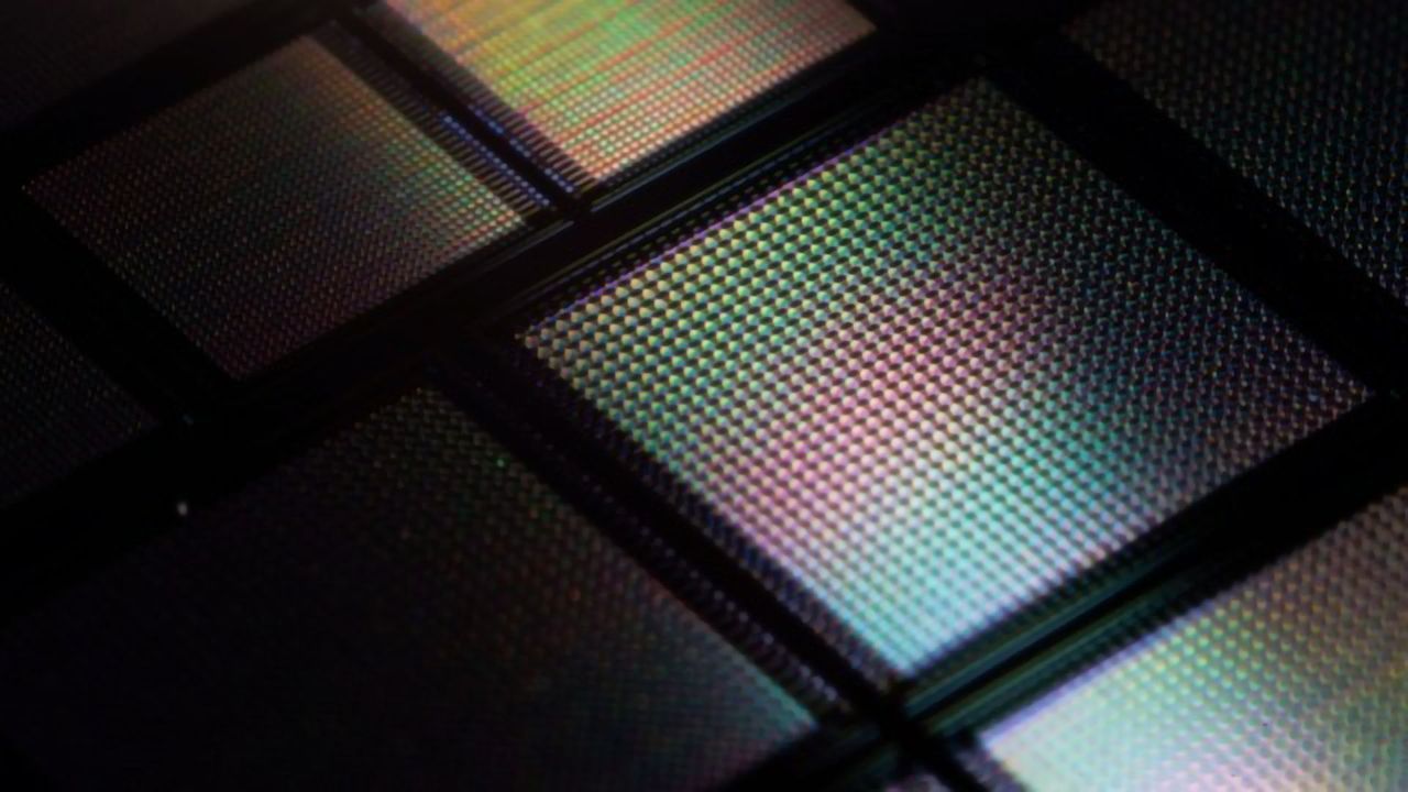 Neuromorphic Computer Packs Thousands of Artificial Synapses Onto Confetti-sized Chip
