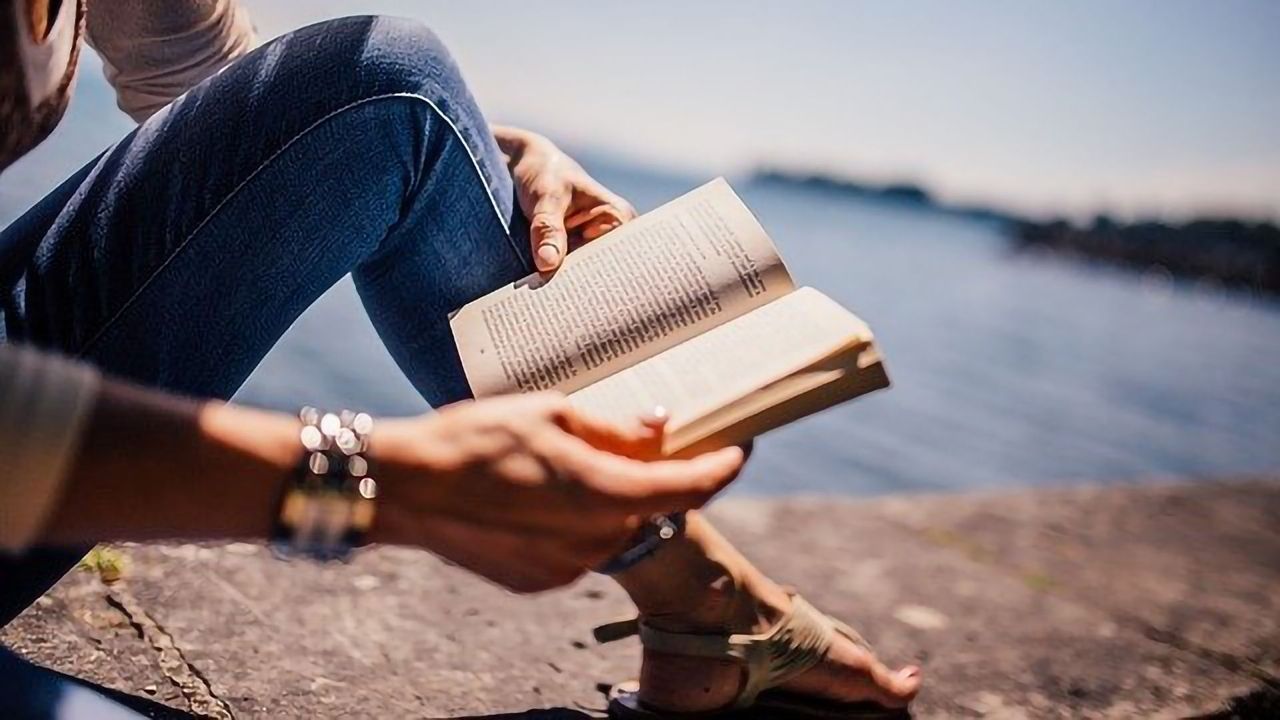 The Brain Uses a Minimum Effort Approach To Read Text