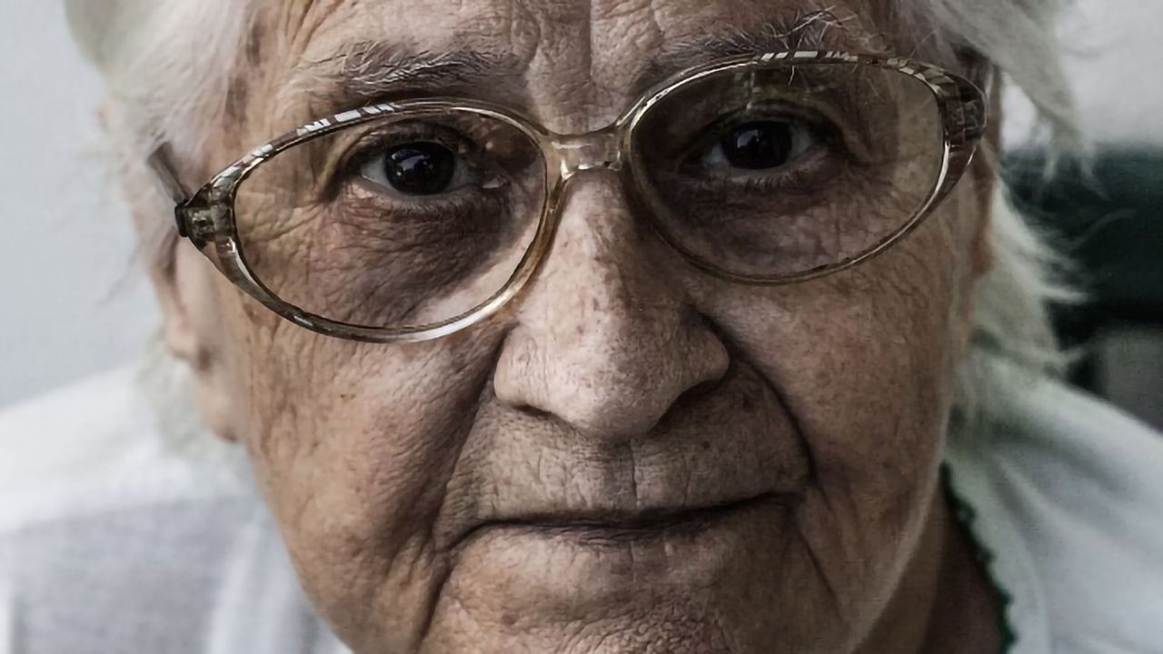 Higher Rates of Alzheimer's in Women Aren't Just Due to Living Longer