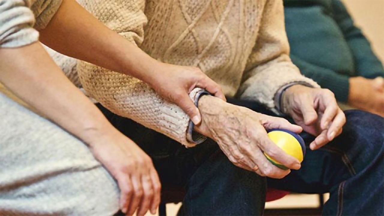 Apathy Offers an Early Warning Sign of Dementia