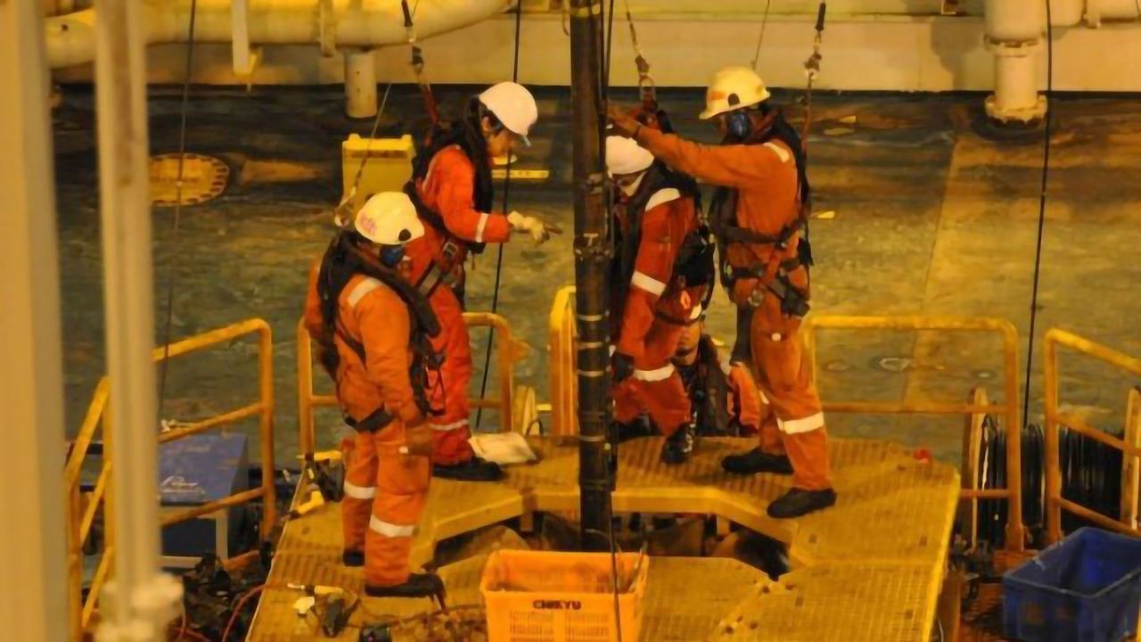 Understanding of Slow Earthquakes Advanced With Borehole Data