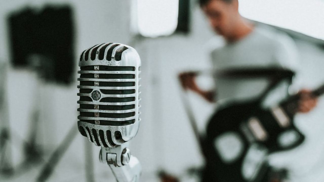 Hitting the Right Note: Even Top Singers Overestimate Their Ability
