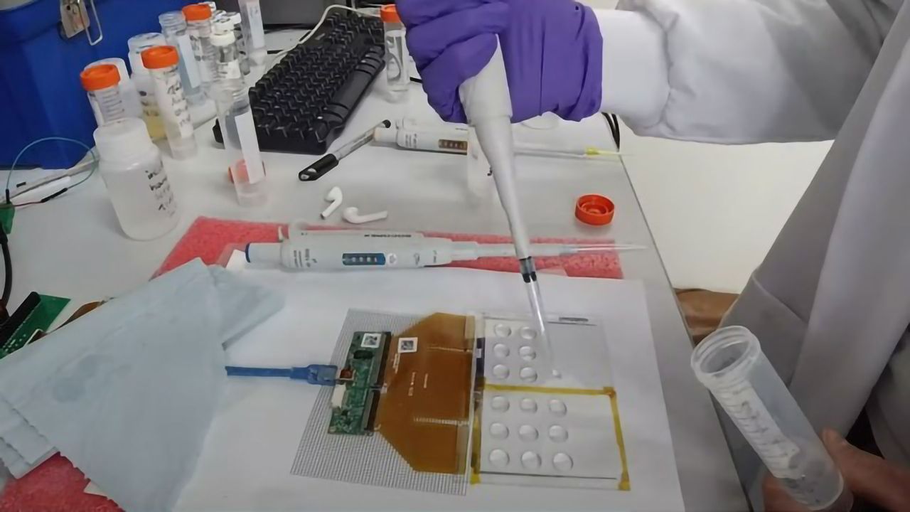 Smartphone Screens as Sensors for Soil or Water Contamination