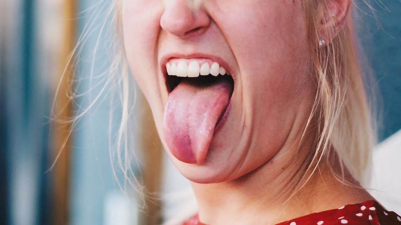 How Does Being Able To See Your Tongue Change Your Speech?
