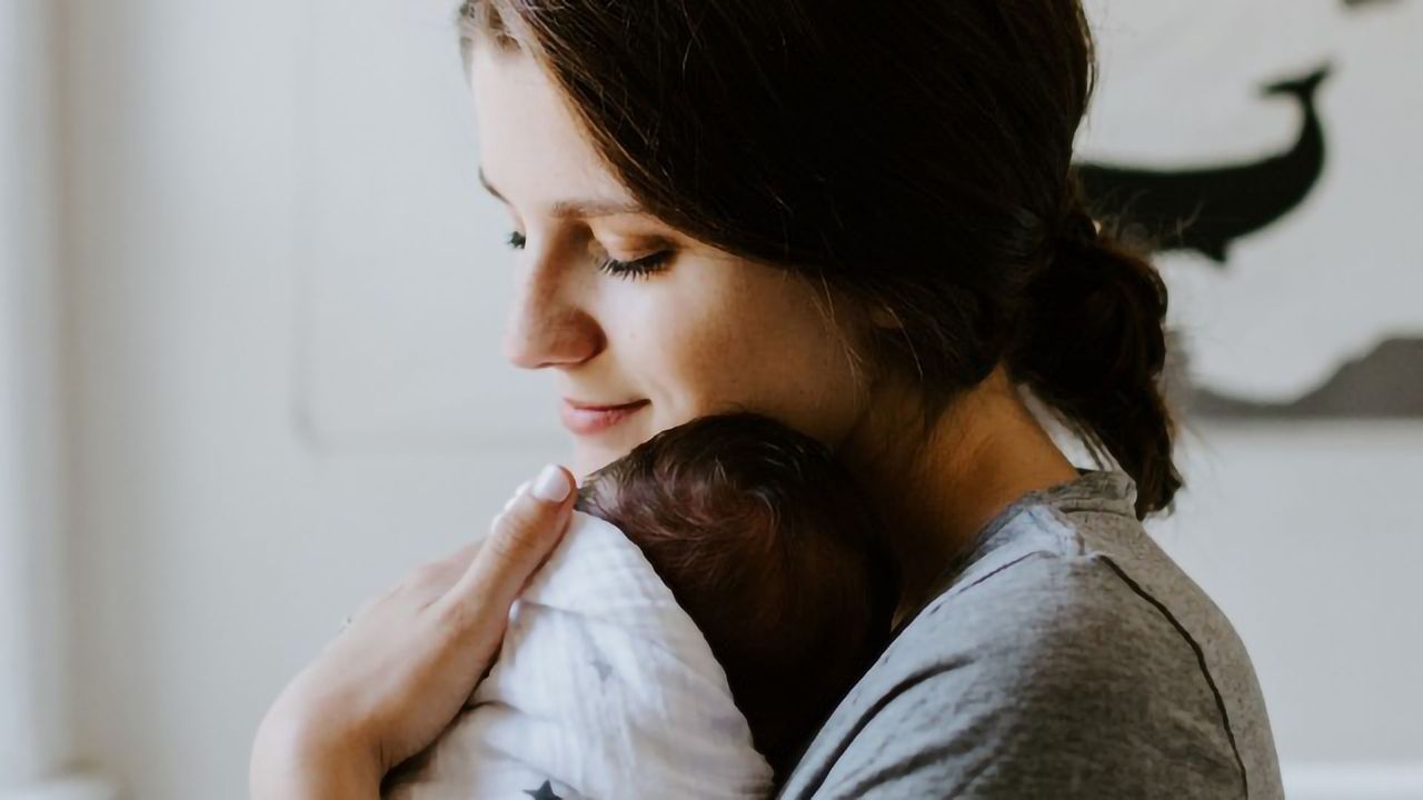 New Moms' Sleep Loss Linked to Accelerated Aging