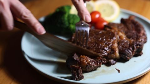 Hardened Wood Knife Can Slice a Steak More Easily Than Steel