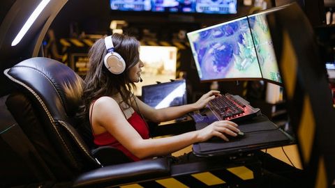 What Helps the Brain Reach "Flow"?