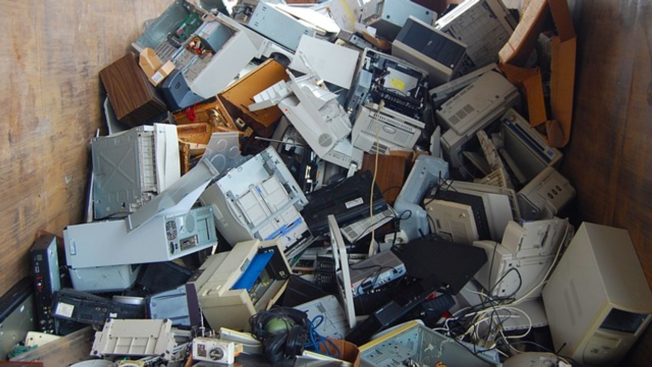 Potentially Hazardous Synthetic Antioxidants Emitted by E-Waste Recycling