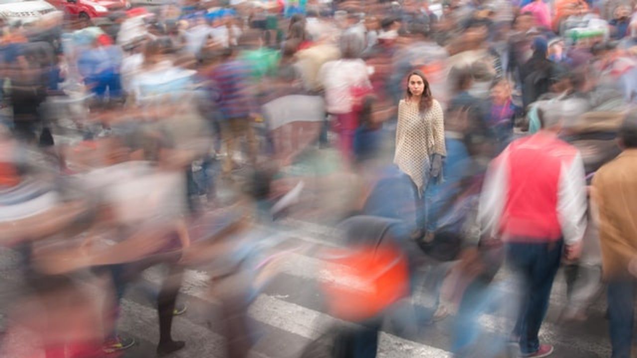 How the Brain Can Identify One Voice in a Noisy Crowd
