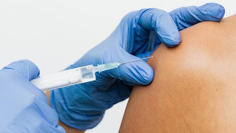 Large Study Confirms Most mRNA COVID-19 Vaccine Side Effects Are Mild and Temporary