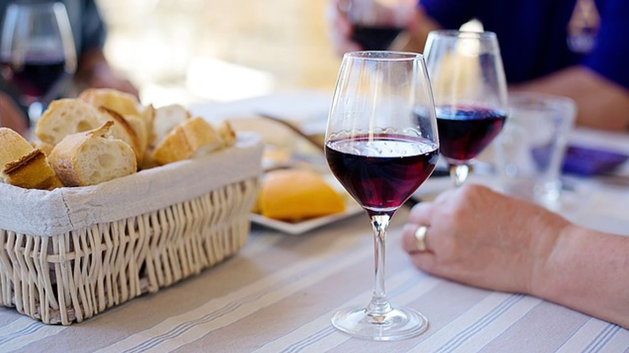 Heart Benefits of Light Alcohol Consumption Challenged