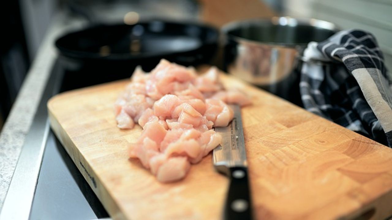 25% of Participants Contaminated Salad With Raw Chicken in Food Safety Study