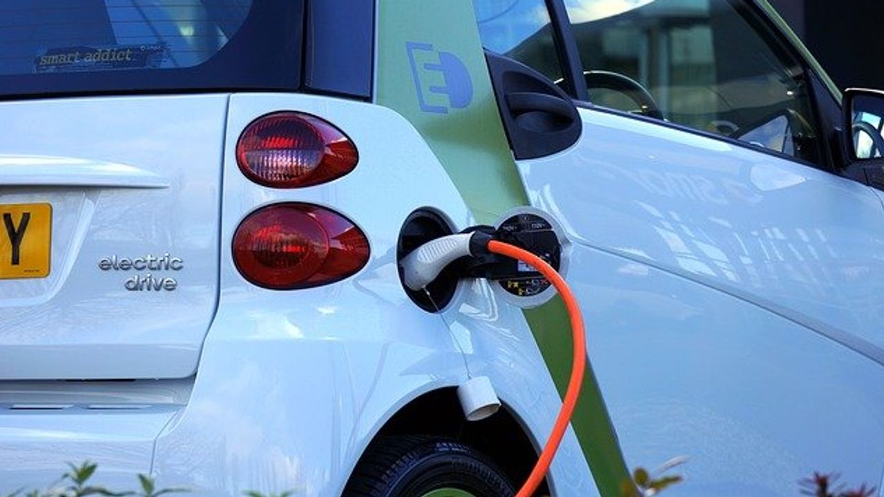 X-Ray Images Captured of Electric Vehicle Batteries as They Degrade Over Time