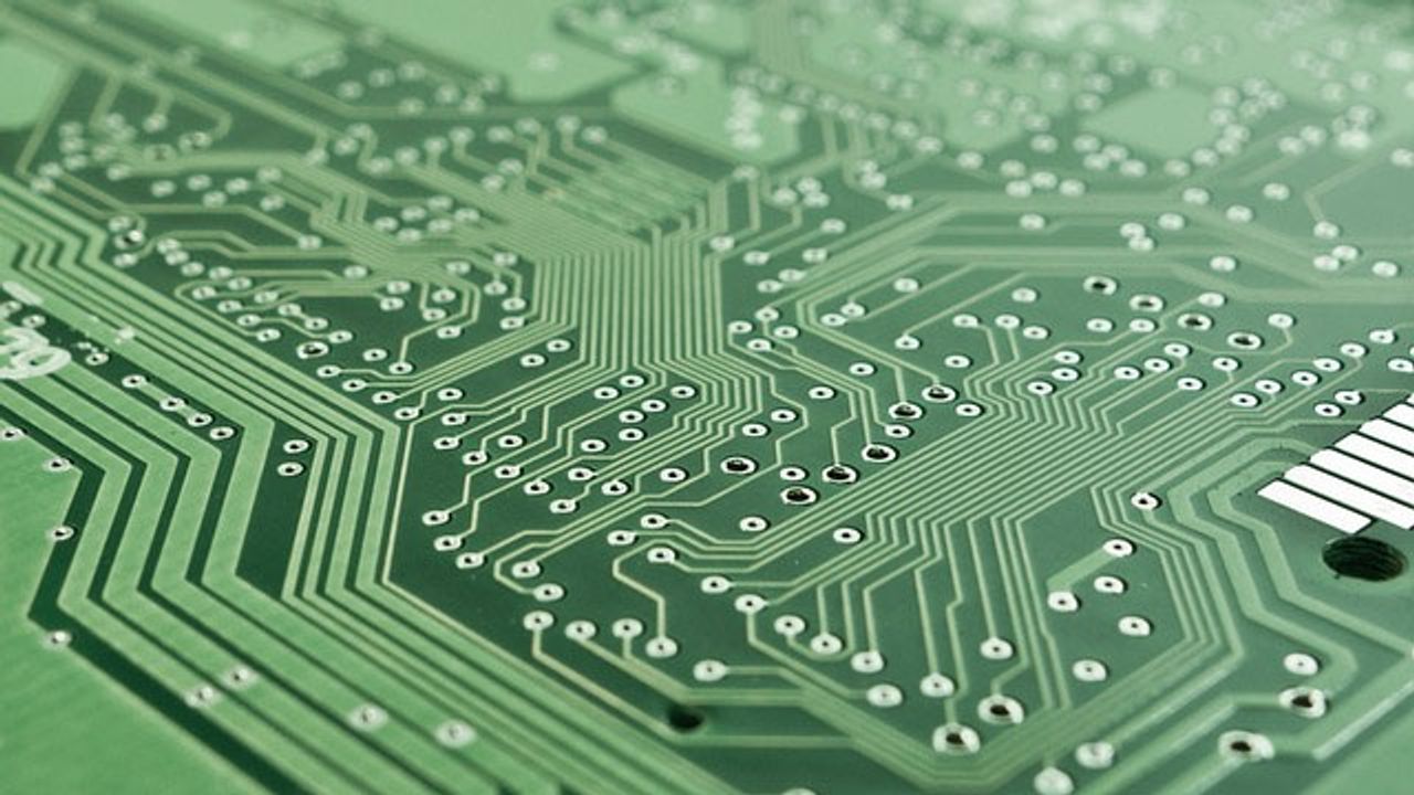 Quantum Computing Needs a Balance of Order and Disorder