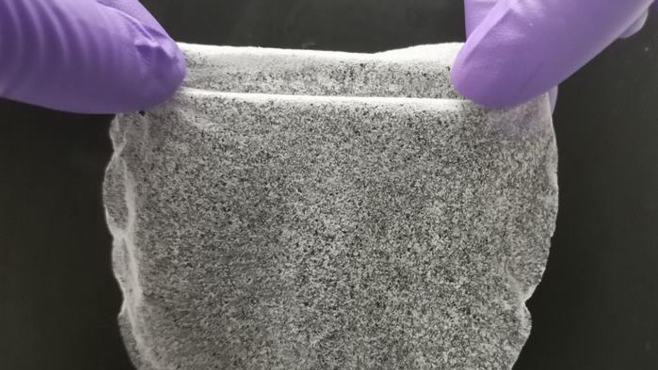 Drinking Water Plucked From Desert Air by Low-Cost Gel Film