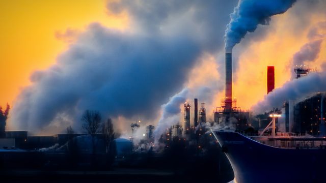 一个轮廓显示在建筑时所产生的烟雾中。