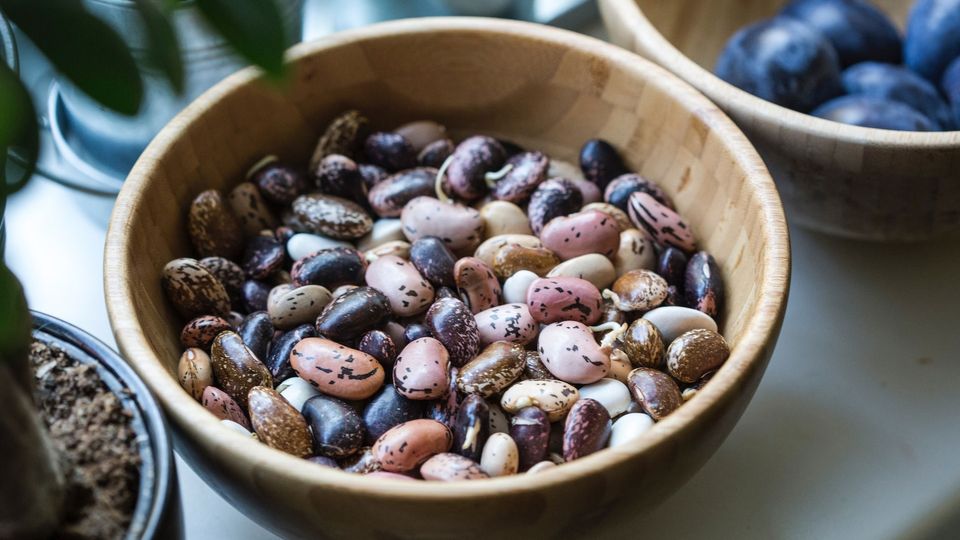 A bowl of beans.