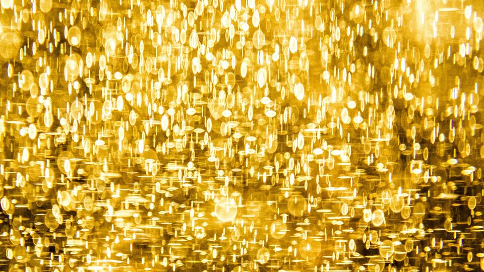 Gold circles and lines on top of each other.