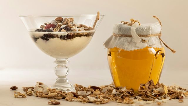 ヨーグルトにハチミツを加えるとプロバイオティクス菌が活性化する