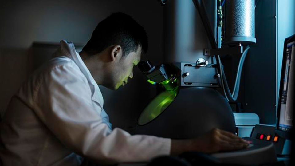 Dr Minh Luu aligning and focusing an image on the Sydney Microscopy and Microanalysis transmission electron microscope to view a DNA origami nanostructure.