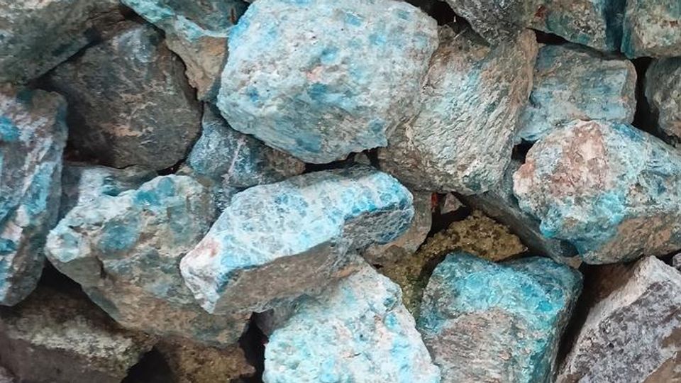 Olivine aérolie weathering naturally.