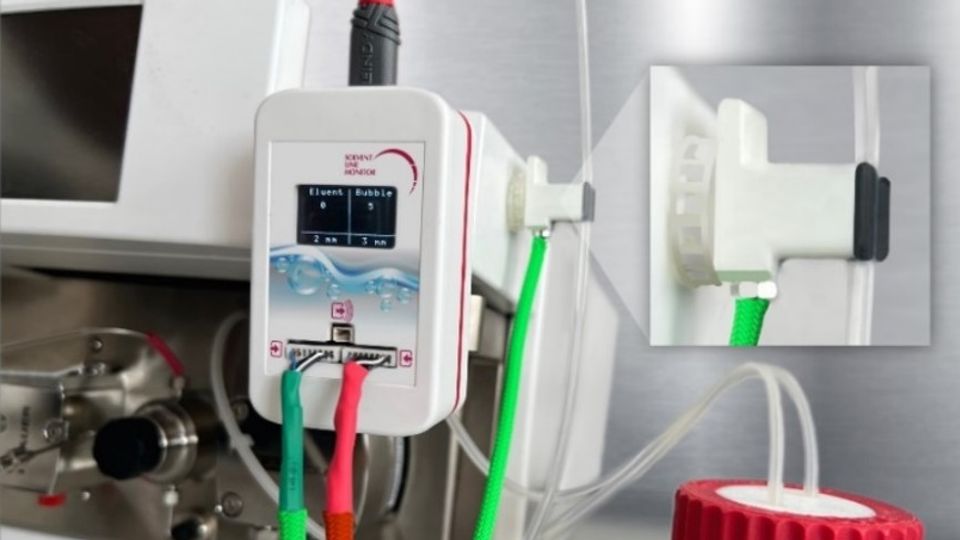 Solvent Line Monitor connected to an HPLC system, detecting gas microbubbles, with highlighted close-up of the sensor.