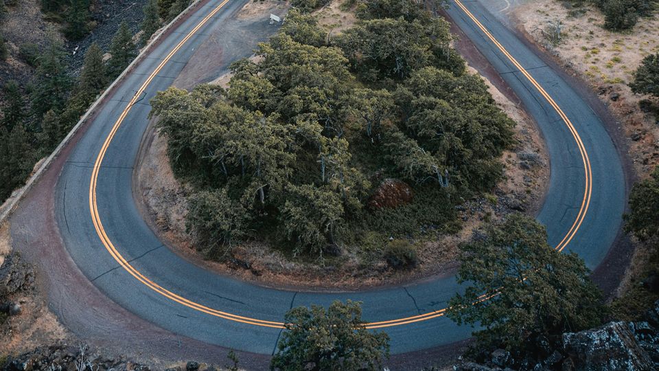 A countryside road turning around a bend in rural Oregon.