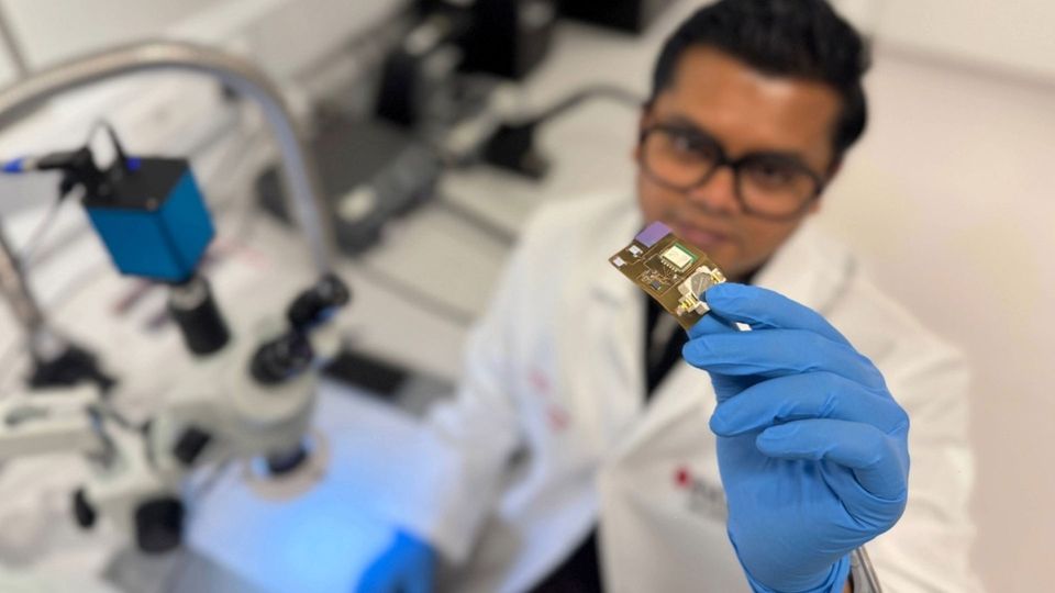 Dr. Peter Francis Mathew Elango showcases sensor innovation at RMIT University.