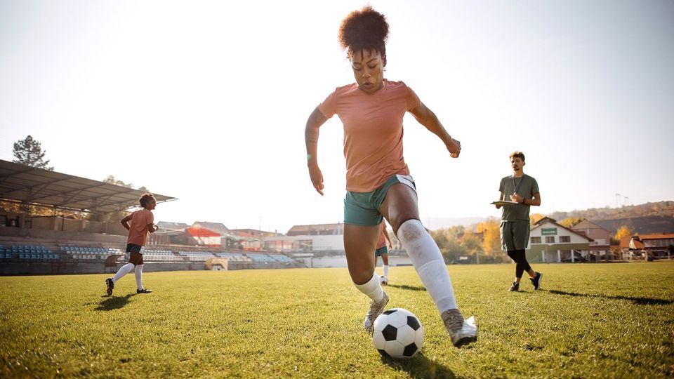 Female soccer player in action during training, highlighting athletic performance and the menstrual cycle.