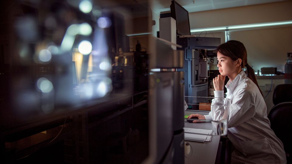 Scientist analyzing data in a lab focused on advanced research in cell therapy.