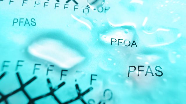 Chemical structure of PFAS compounds in water, highlighting PFOA, related to PFAS testing regulations 