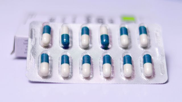 Colorful antibiotic capsules symbolizing doxycycline’s potential to improve survival in severe central nervous system tuberculosis. 